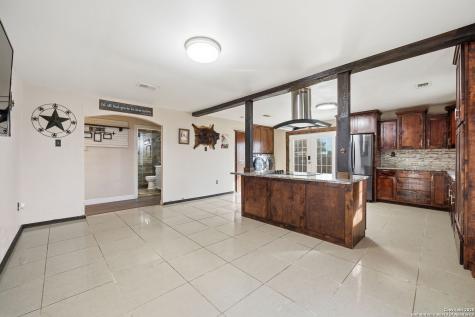 1037 County Road 7711 Devine TX 78016