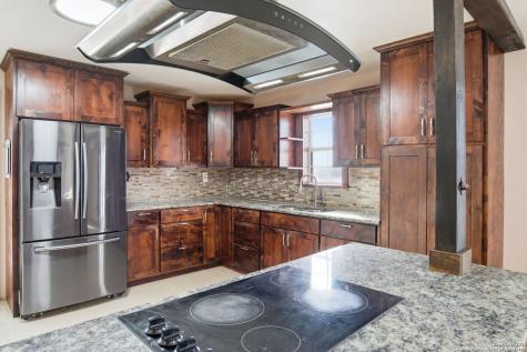 1037 County Road 7711 Devine TX 78016
