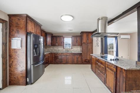 1037 County Road 7711 Devine TX 78016