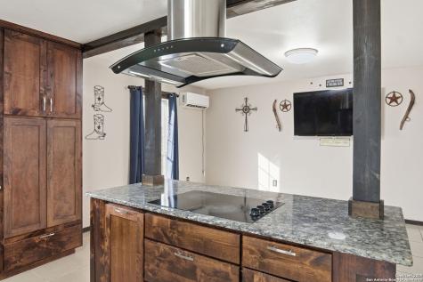 1037 County Road 7711 Devine TX 78016