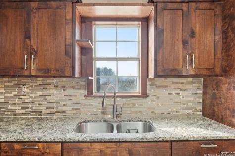 1037 County Road 7711 Devine TX 78016
