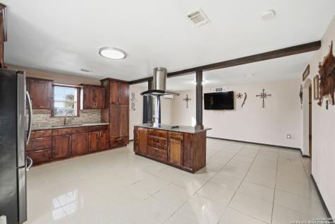 1037 County Road 7711 Devine TX 78016