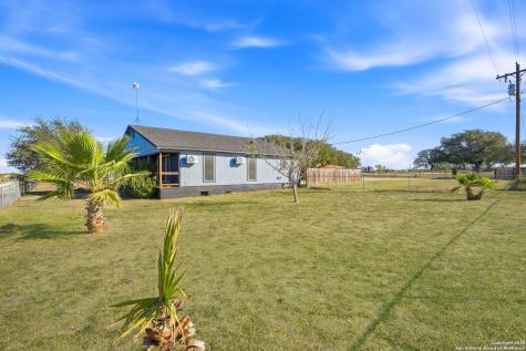 1037 County Road 7711 Devine TX 78016