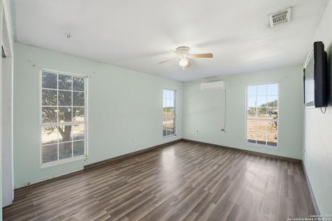1037 County Road 7711 Devine TX 78016