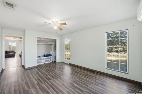 1037 County Road 7711 Devine TX 78016