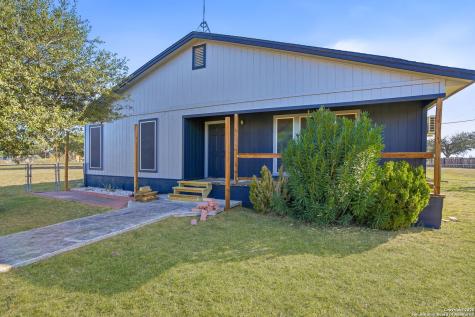 1037 County Road 7711 Devine TX 78016