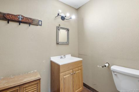 1037 County Road 7711 Devine TX 78016