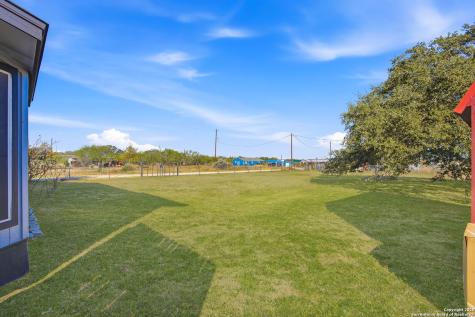 1037 County Road 7711 Devine TX 78016