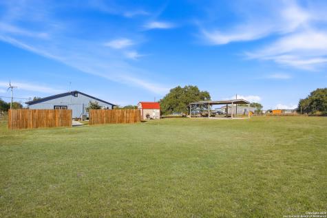 1037 County Road 7711 Devine TX 78016
