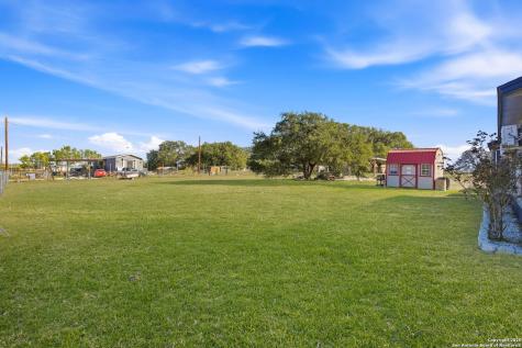 1037 County Road 7711 Devine TX 78016
