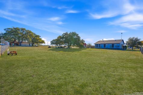 1037 County Road 7711 Devine TX 78016