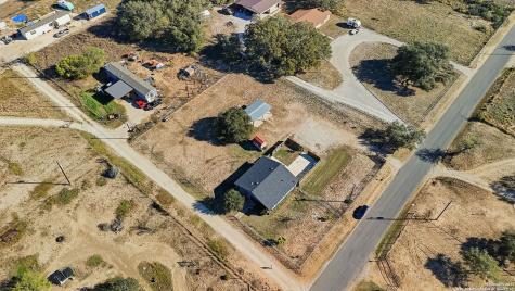 1037 County Road 7711 Devine TX 78016