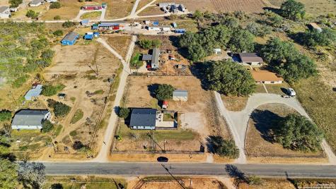 1037 County Road 7711 Devine TX 78016
