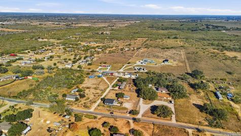 1037 County Road 7711 Devine TX 78016