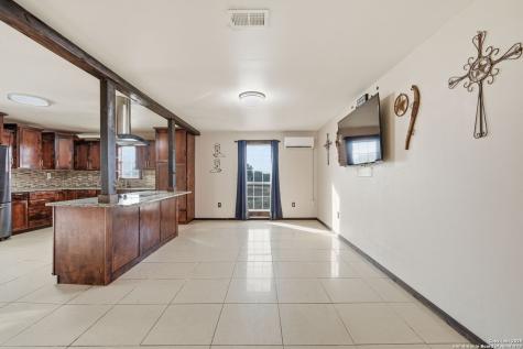 1037 County Road 7711 Devine TX 78016