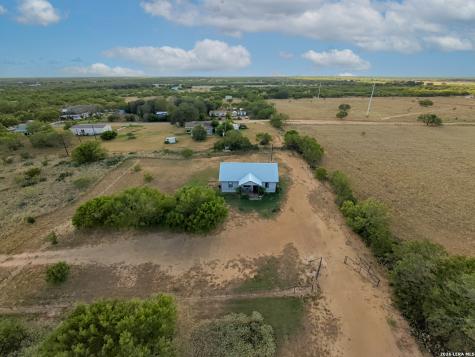 675 County Road 1629 Moore TX 78057