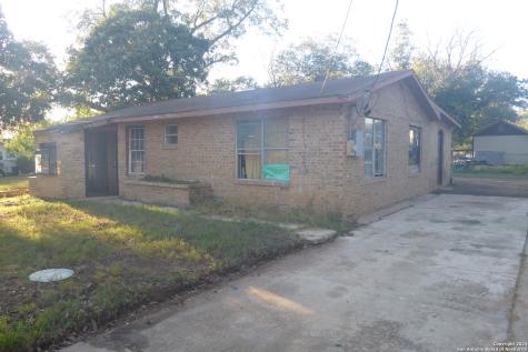 1115 Plum Street Floresville TX 78114