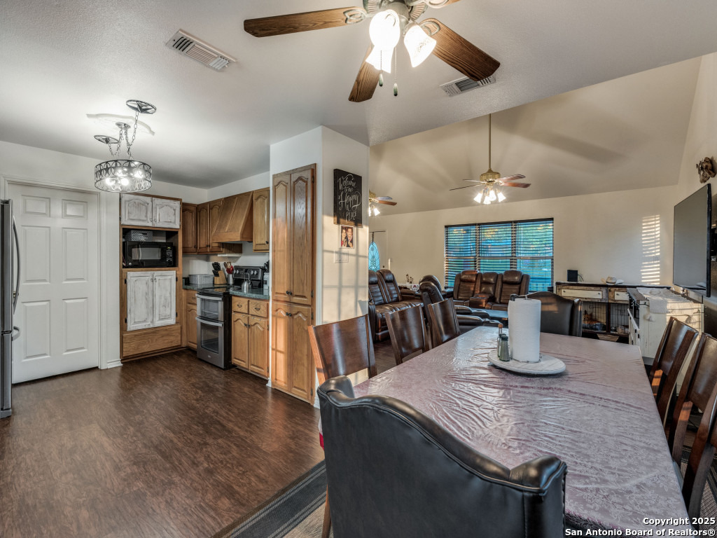 429 Ringaskiddy Floresville TX 78114