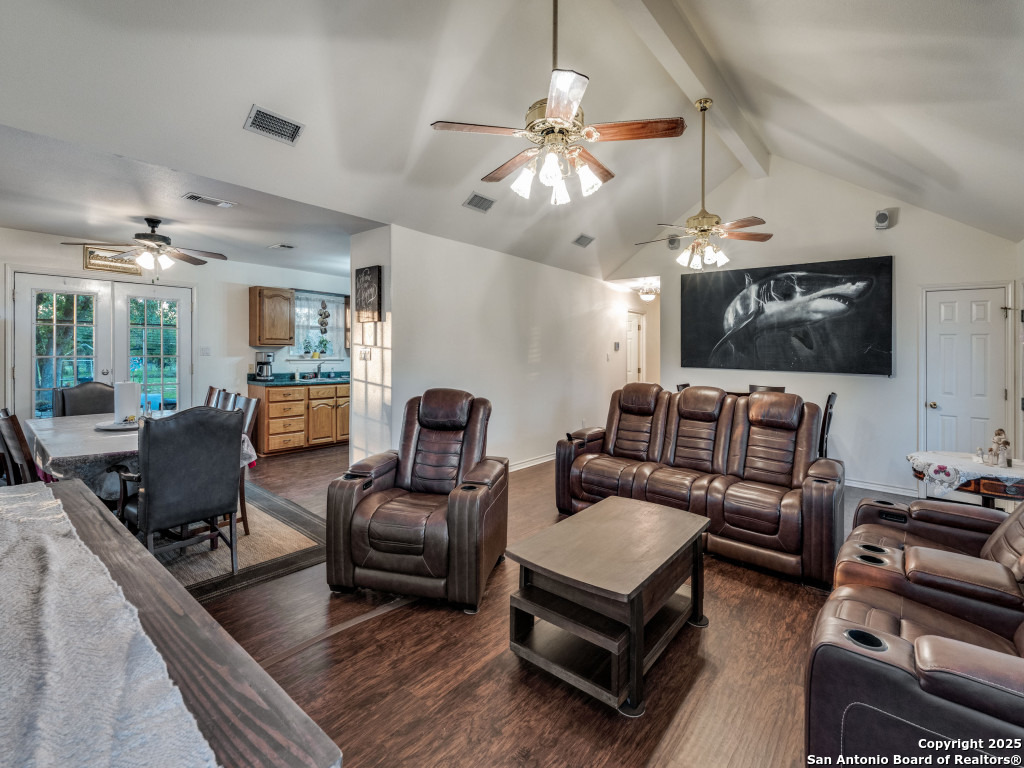 429 Ringaskiddy Floresville TX 78114