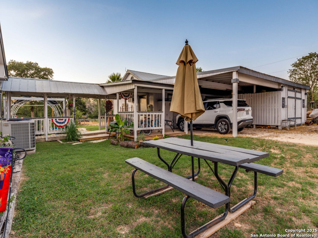 429 Ringaskiddy Floresville TX 78114