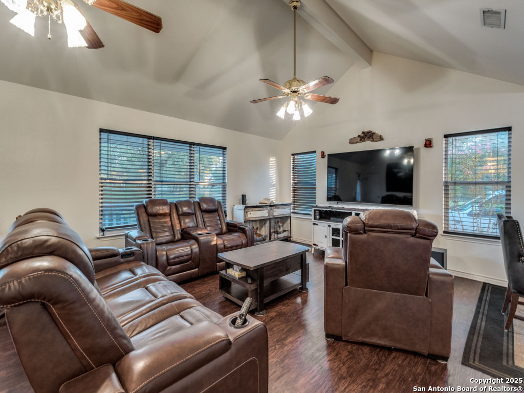 429 Ringaskiddy Floresville TX 78114