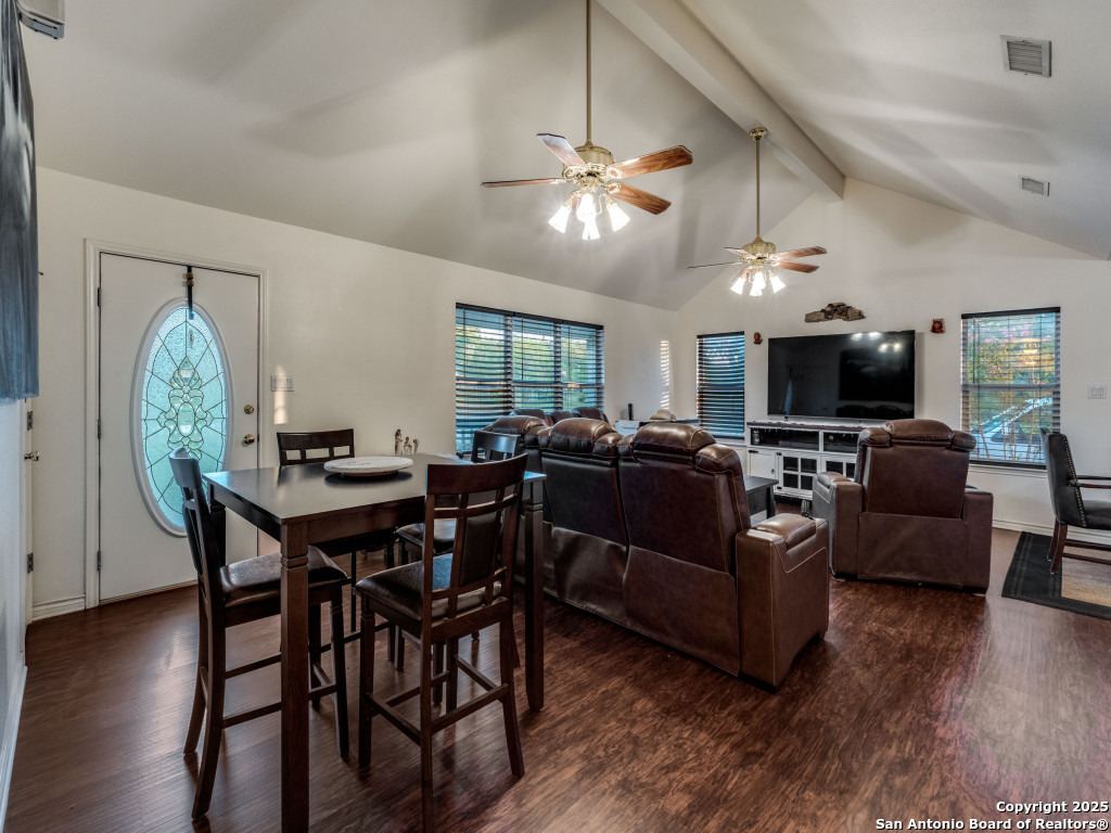 429 Ringaskiddy Floresville TX 78114