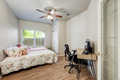 55 Amber Forest Hollywood Park TX 78232