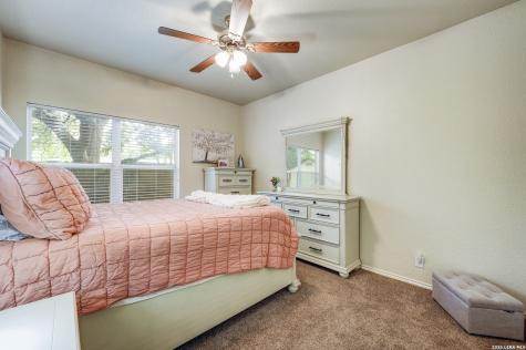 55 Amber Forest Hollywood Park TX 78232