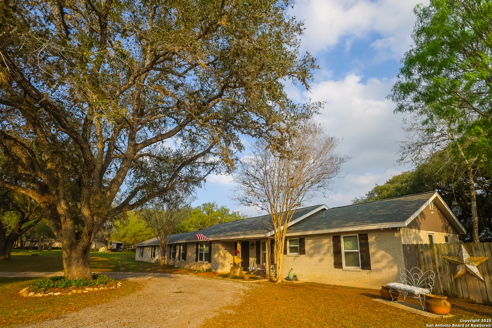 4 Encino Loma Beeville TX 78102
