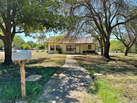 1151 30th Street Hondo TX 78861