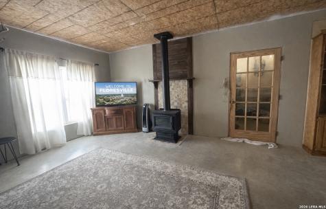 306 Flores Oaks Floresville TX 78114