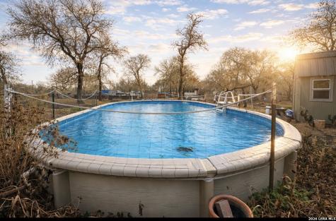 306 Flores Oaks Floresville TX 78114