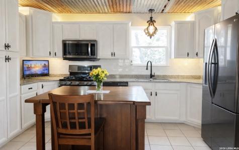 306 Flores Oaks Floresville TX 78114