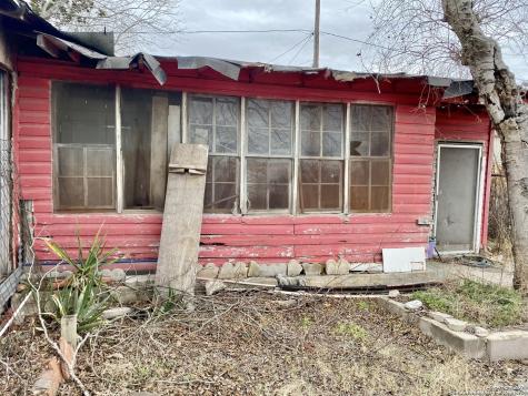 614 4th Street Natalia TX 78059