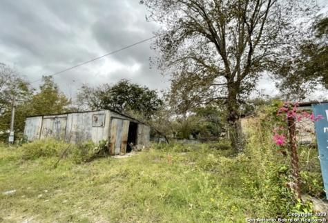 614 4th Street Natalia TX 78059