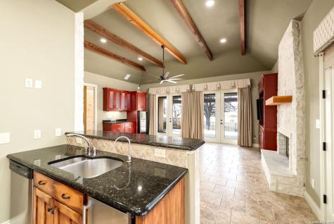 2916 Rock Barn Kerrville TX 78028