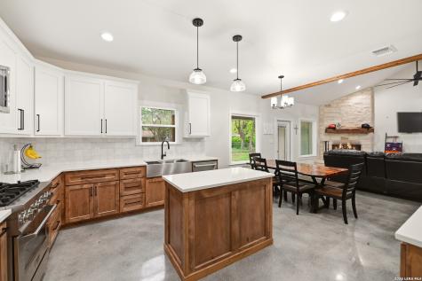 812 Lafayette Castroville TX 78009