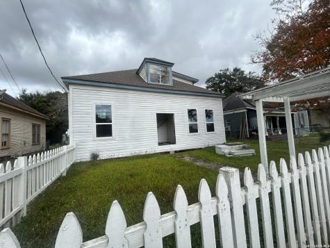 1004 Cherry Orange TX 77630
