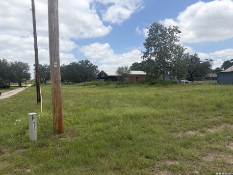 615 Rossville Road Devine TX 78016