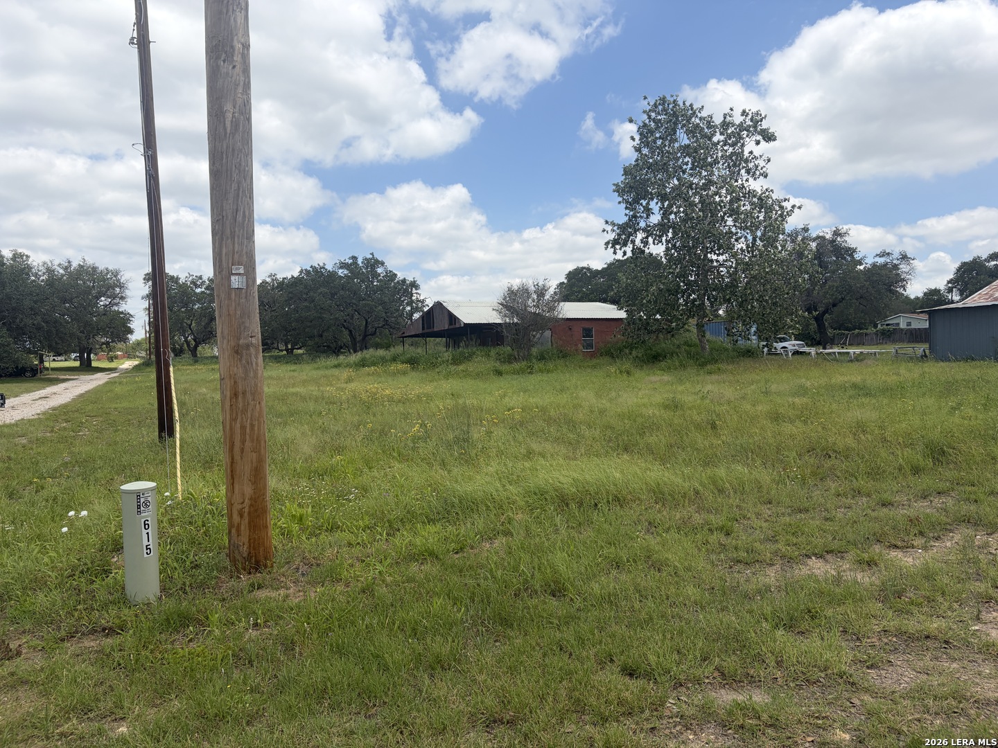 615 Rossville Road Devine TX 78016