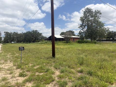 615 Rossville Road Devine TX 78016