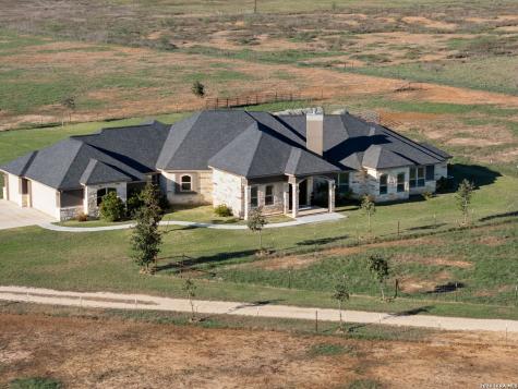 1530 County Road 132 Floresville TX 78114