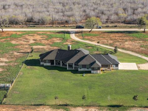 1530 County Road 132 Floresville TX 78114