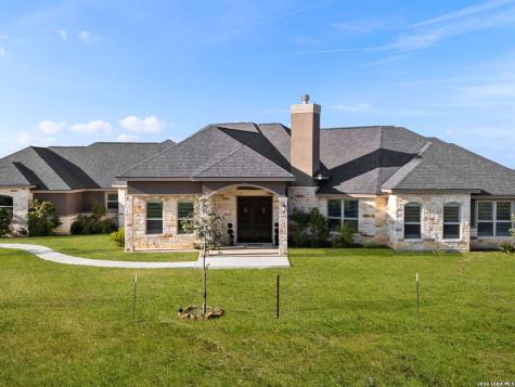 1530 County Road 132 Floresville TX 78114