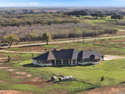 1530 County Road 132 Floresville TX 78114