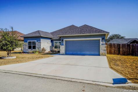 104 Fairway Floresville TX 78114