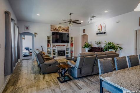 104 Fairway Floresville TX 78114