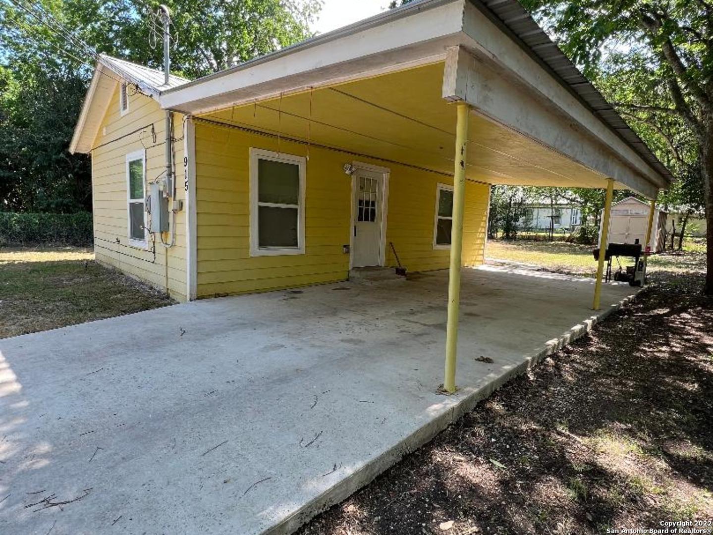 915 Roselawn Street Seguin TX 78155
