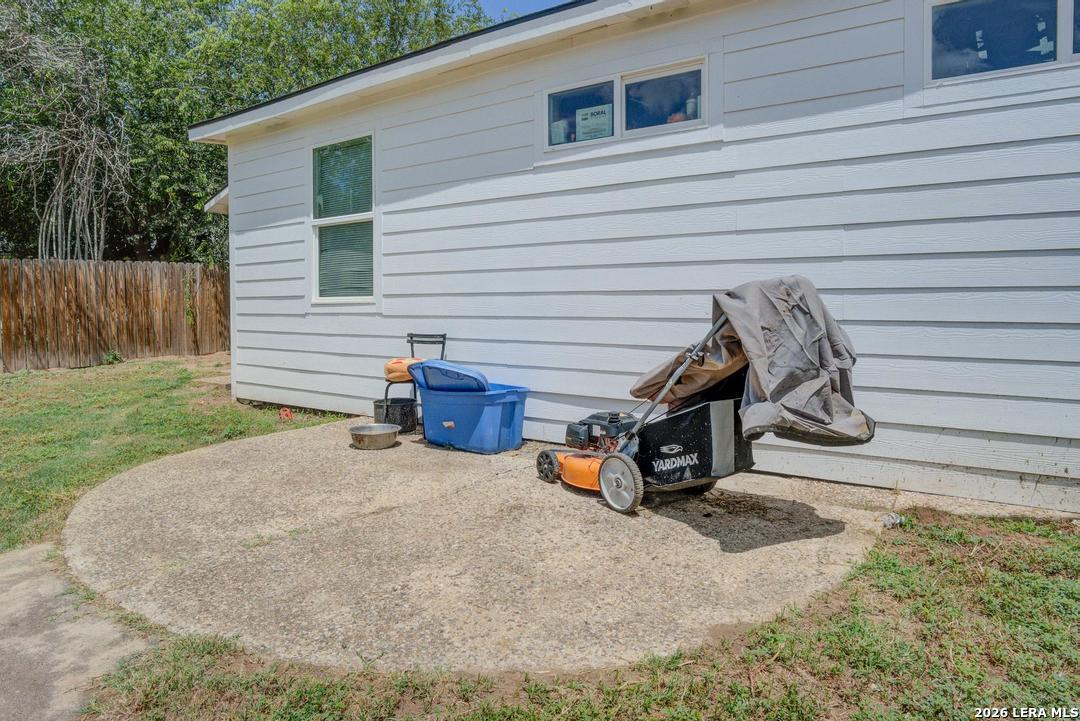 303 Lee Drive Devine TX 78016