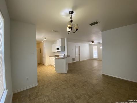 176 W White Pleasanton TX 78064
